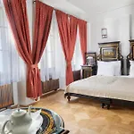 Otel At The Grape