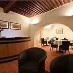 At The Grape فندق